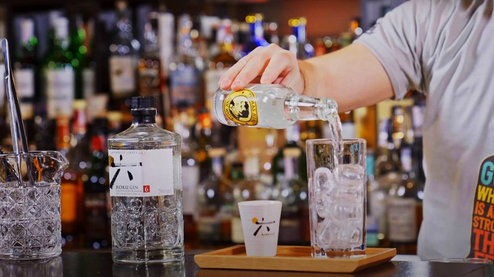 Как да си направим: Освежаващ коктейл с Roku Craft Gin & Thomas Henry Tonic
